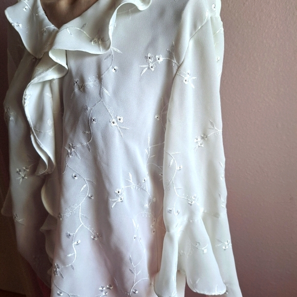 Michelle Michelle Eyelet white blouse - Picture 9 of 12